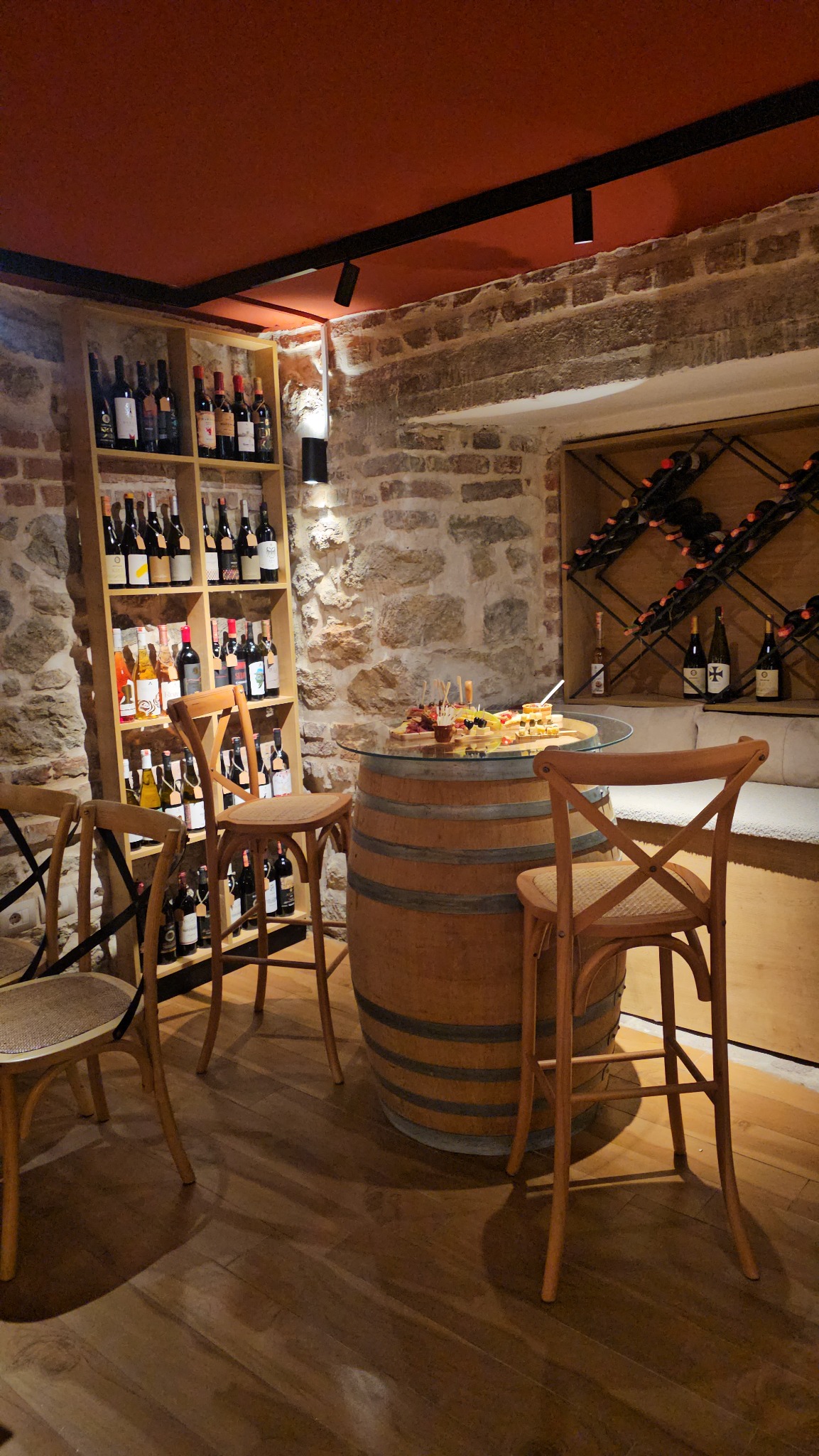 Barrel table at Duavere